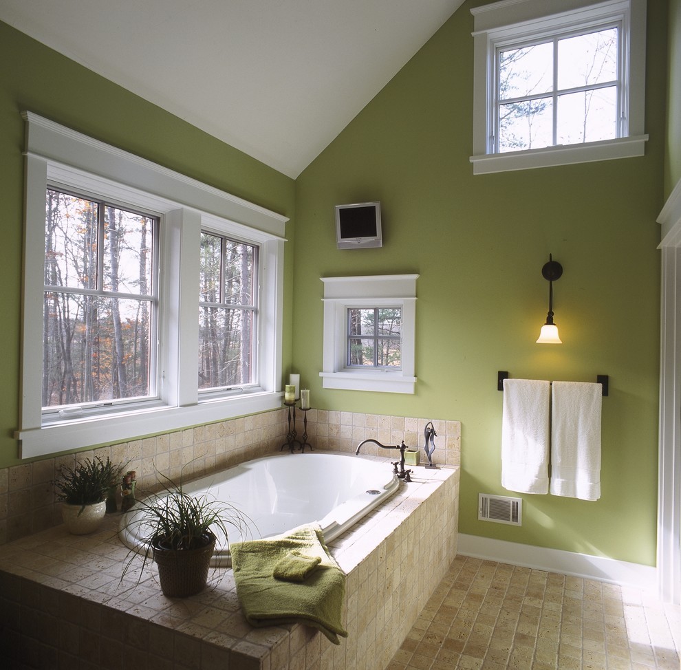 Дизайн ванной комнаты с окном в частном доме