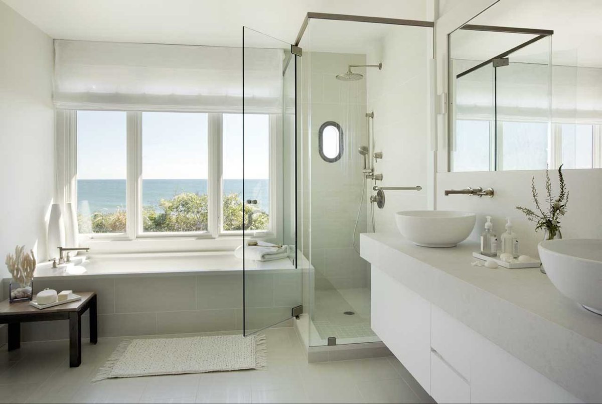 Дизайн ванной комнаты с окном в частном доме