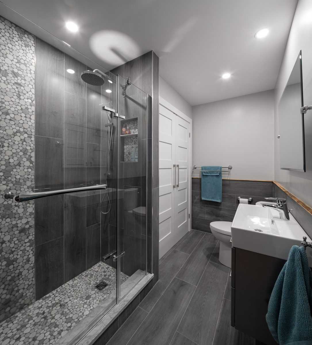 серый интерьер ванной комнаты