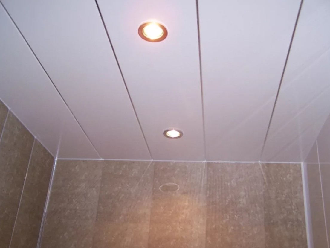 Потолок пвх в комнате. Пластиковый потолок в ванную. Пластиковый потолок в ванной. Потолок в ванной из пластиковых панелей. Потолочные панели для ванной.